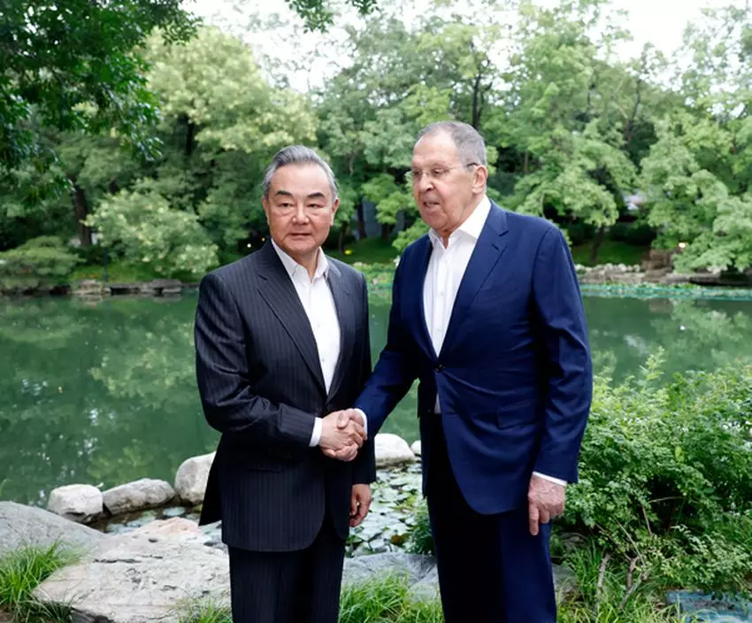王毅會見來華出席上海合作組織成員國外長理事會會議的拉夫羅夫。外交部圖片