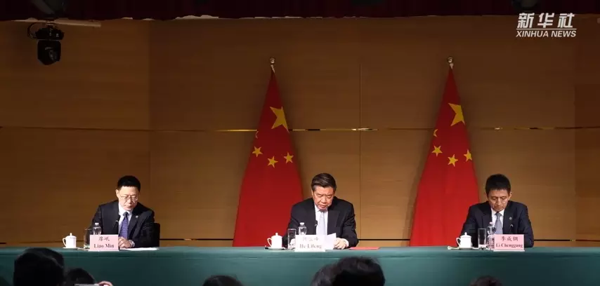 中美經貿中方牽頭人、國務院副總理何立峰(中)出席中方代表團發布會。新華社影片截圖