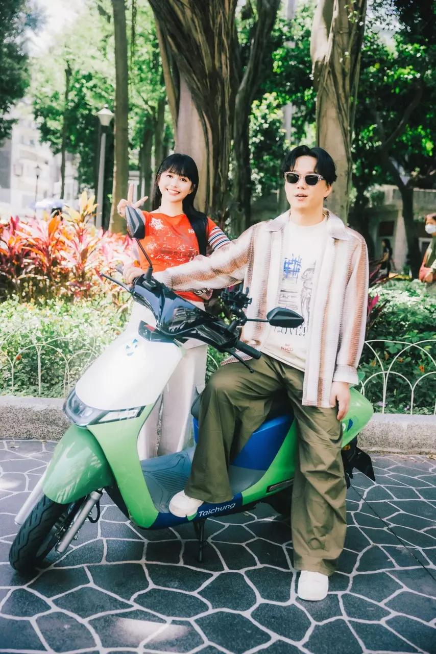 兩人聯手創作詞曲。
