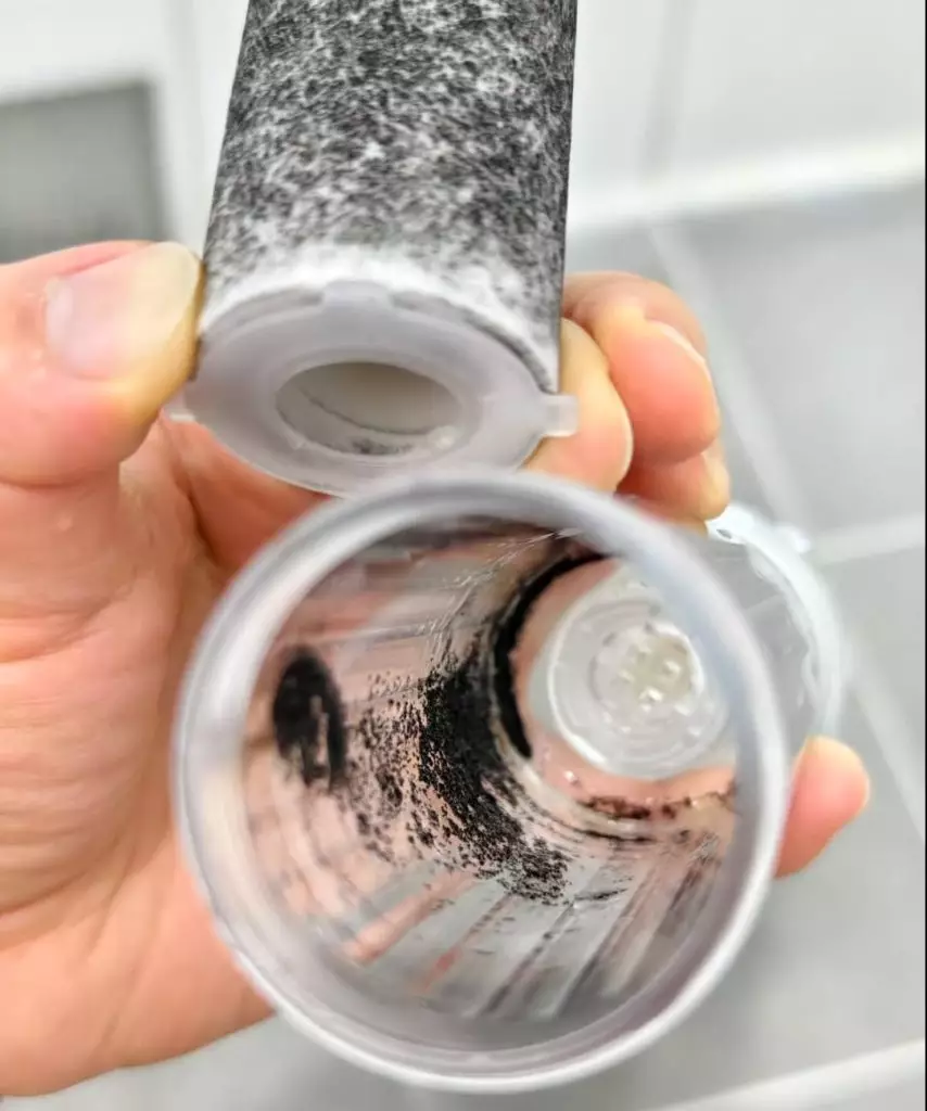 水務署早前收到市民反映粉嶺皇后山邨有個別單位的食水供應發現有黑色沉積物。FB圖片