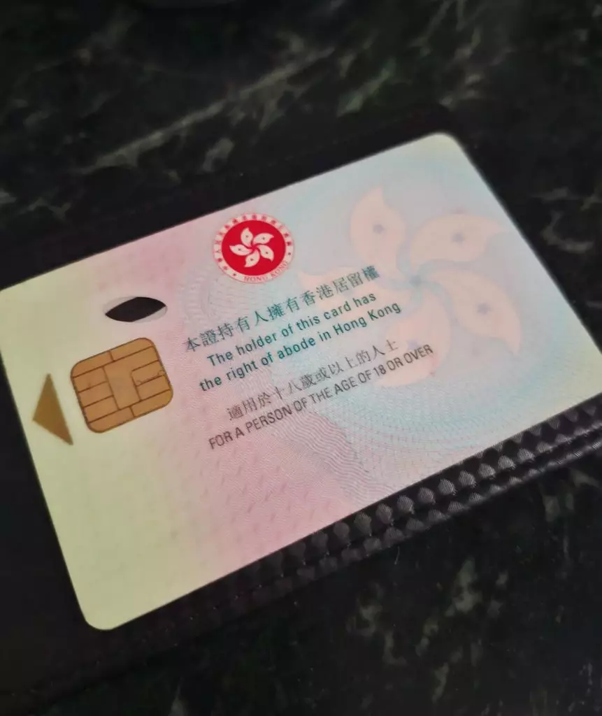 香港智能身份證設計有巧思紫外燈照出璀璨煙花圖案原來「大有用途」！