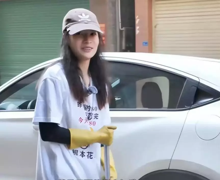 廣東女隨父清化糞池感自豪。影片截圖