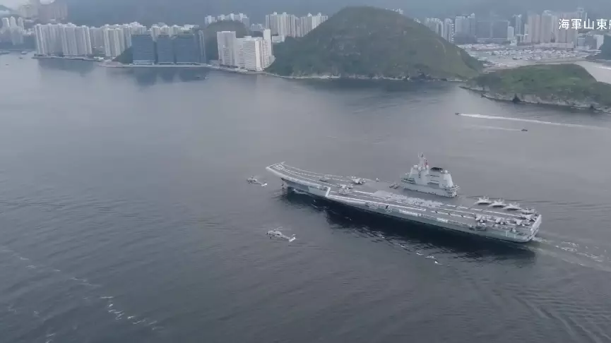 海軍山東艦航空母艦編隊早上抵達香港海域。港台直播新聞截圖