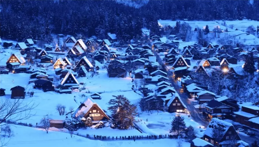 日本岐阜縣白川鄉合掌村,雪景有如童畫。網上圖片