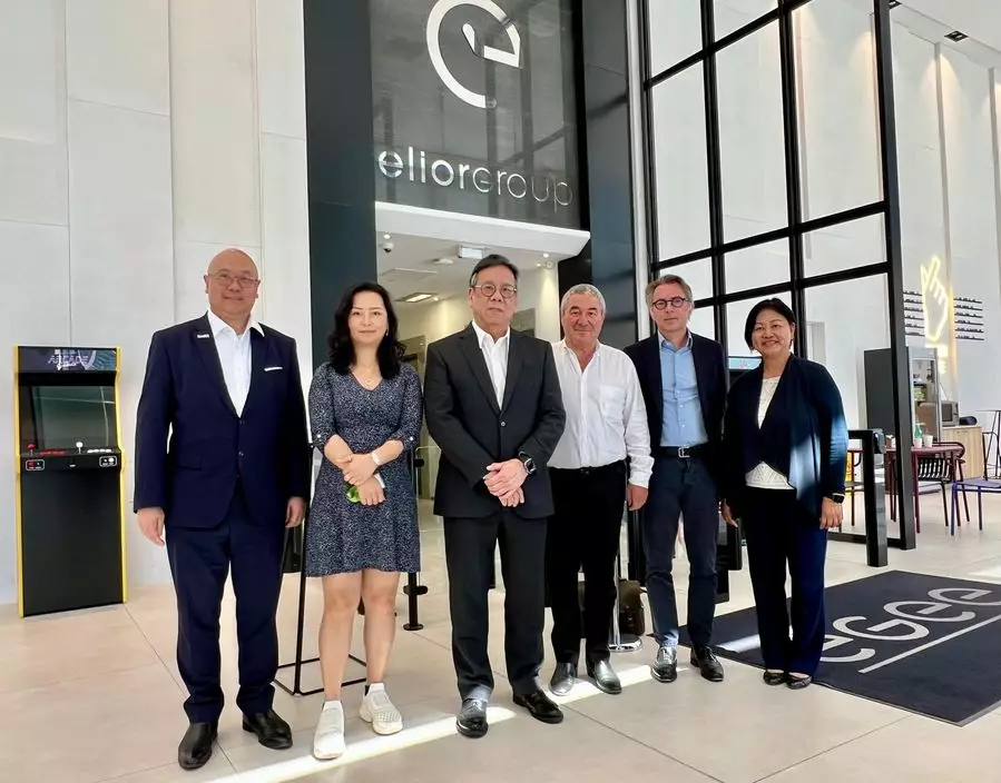丘應樺(左三)到訪Elior Group SA總部,了解該企業的營運情況和業務發展。旁為Elior Group SA主席兼行政總裁Daniel Derichebourg(右三)、香港駐歐洲聯盟特派代表翁佩雯(右一)和投資推廣署助理署長吳國才(左一)。政府新聞網圖片