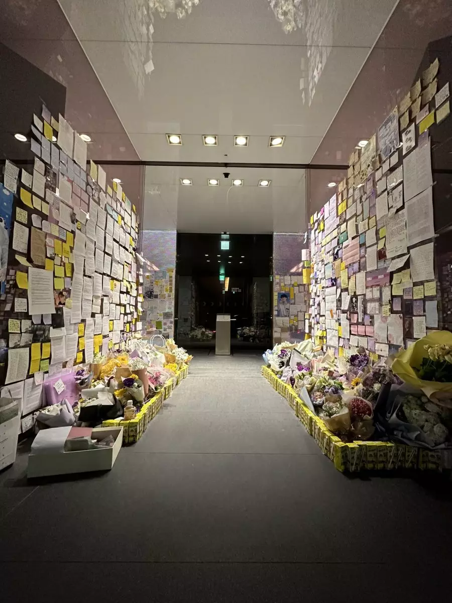 連日來大批粉絲去到Fantagio大樓獻花悼念文彬（網上圖片）