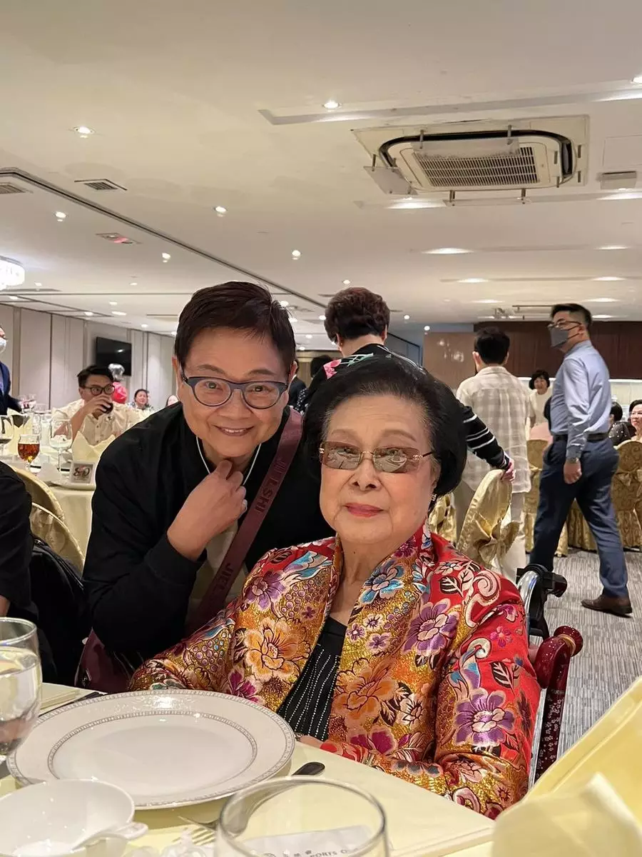 羅艷卿雖年逾90但仍精神飽滿。