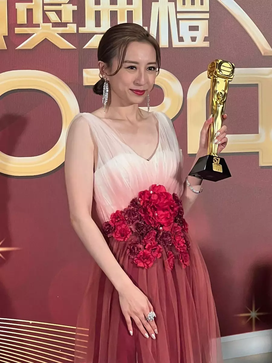 嘉欣在得獎時提及多位圈中好友,她直言其實佢哋都冇睏覺一直都通緊message(本網記者攝)