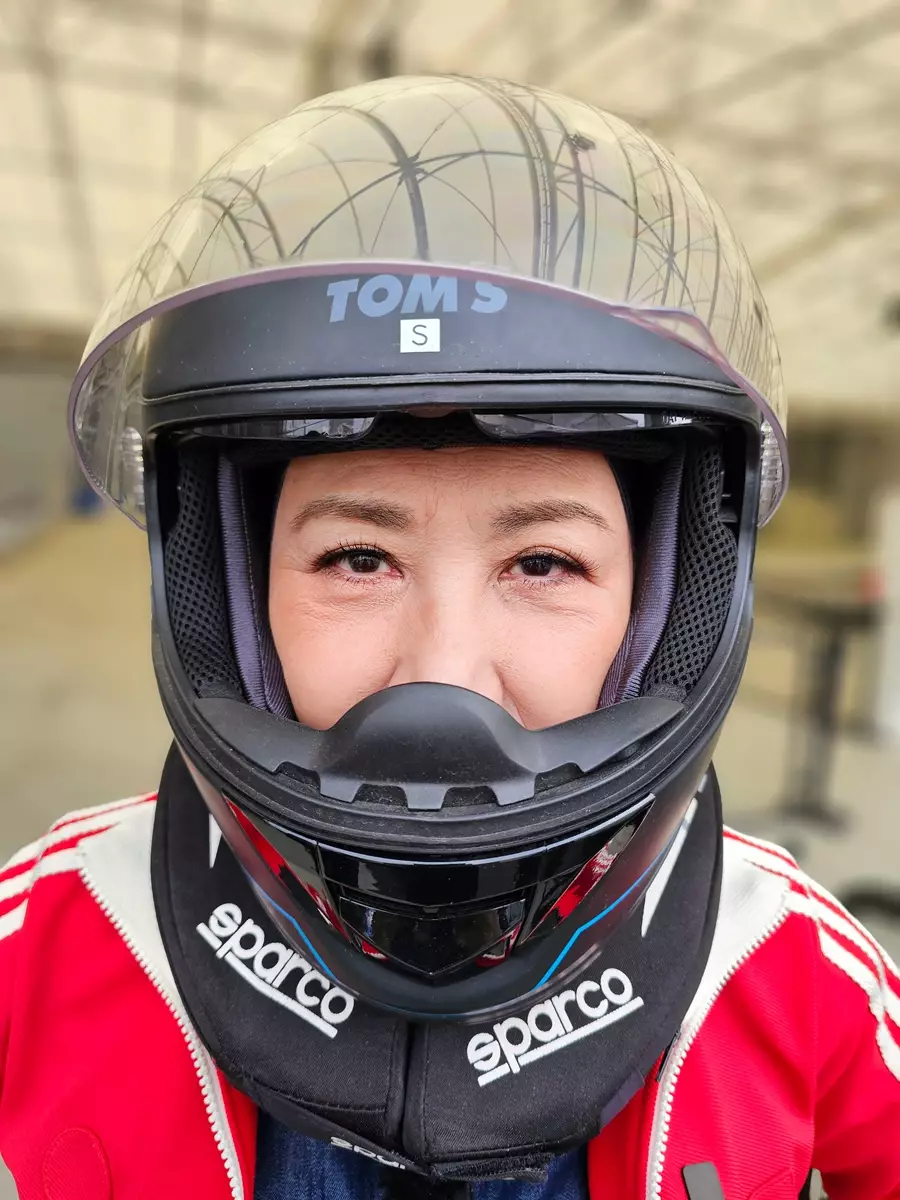 阿姐玩賽車。