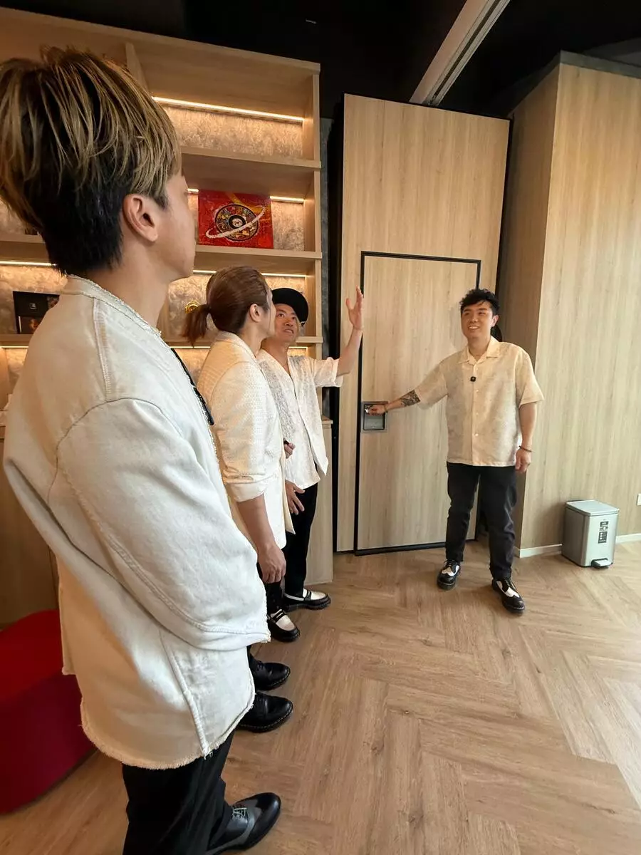 Supper Moment對環球深圳新公司大感好奇。
