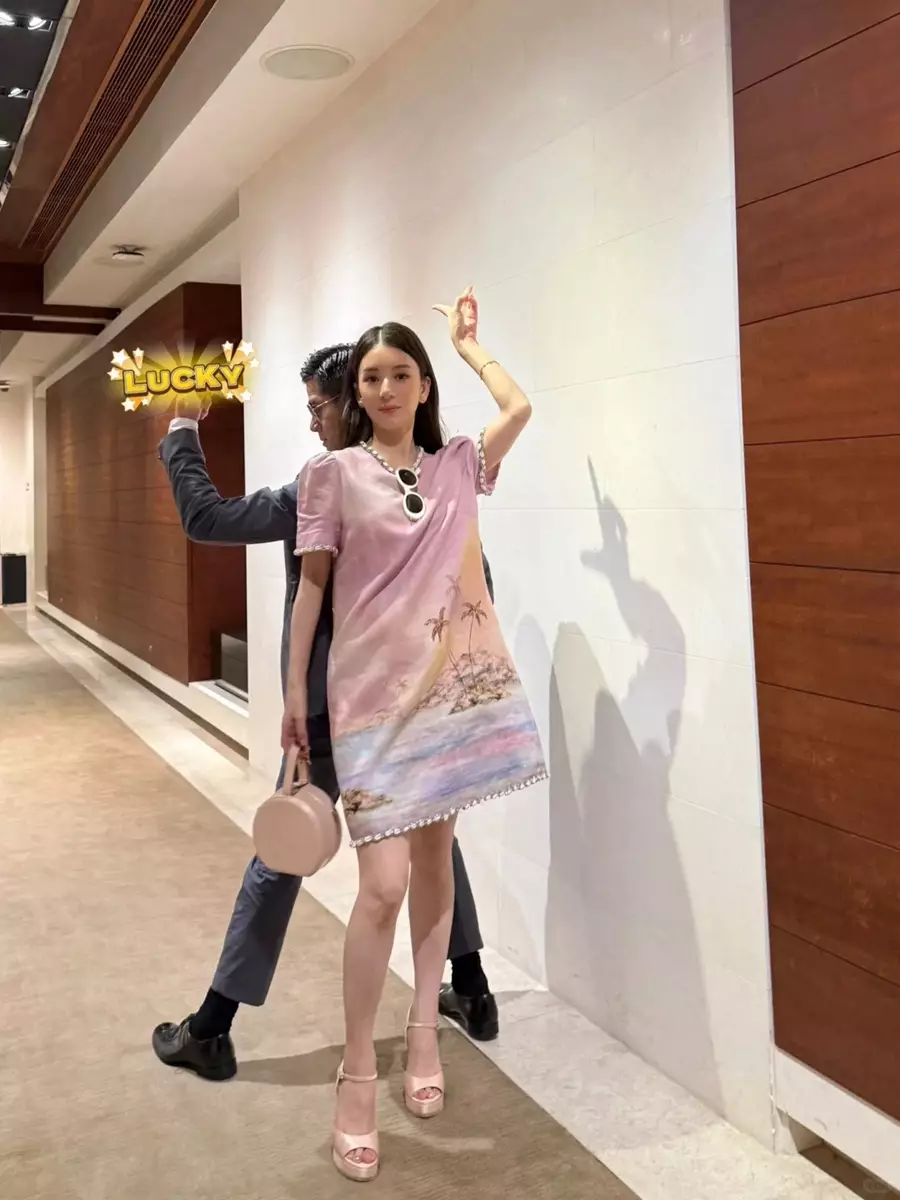 舉起手時,從衣服的摺痕更隱若見到她腹部似乎有些微凸。