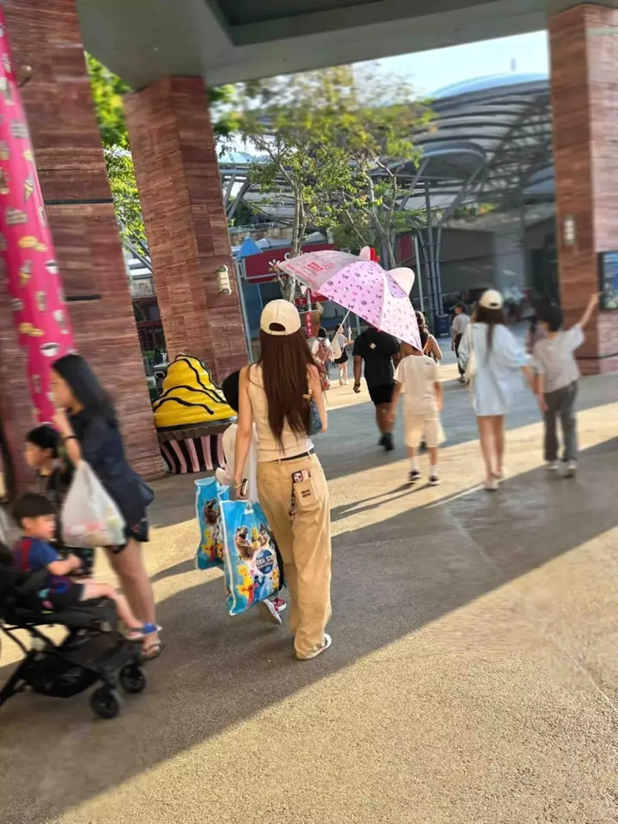 一身休閒打扮少女味十足