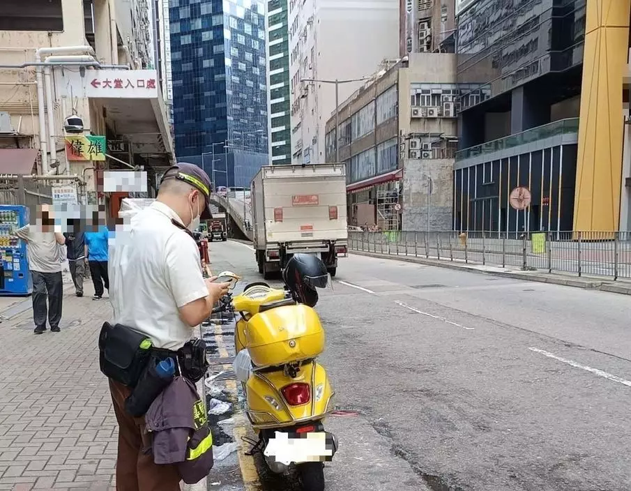 荃灣警區一連兩日(6月11至12日)於區內採取執法行動,是次行動主要針對打擊非法使用電動可移動工具及電單車違例停泊的交通罪行。警方圖片