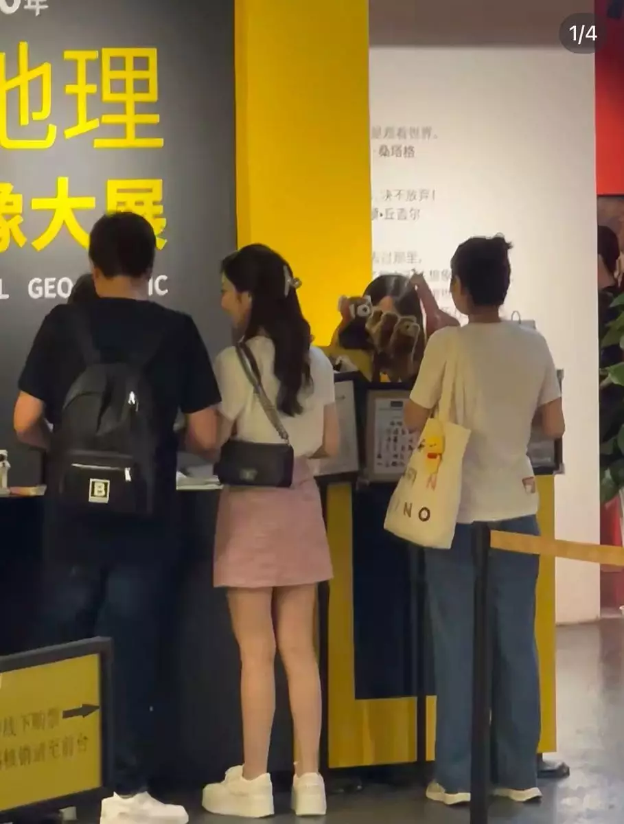 8月時被網民拍到在廣州與圈外男子拍拖睇展覽。