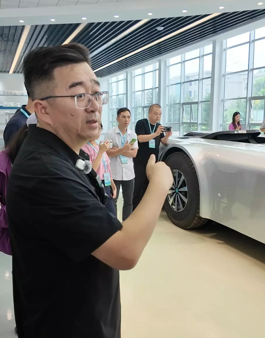 圓速蒙泰副總經理蔣恆介紹時指，無人氫燃料6×4牽引車可續航450至500公里。巴士的報記者攝
