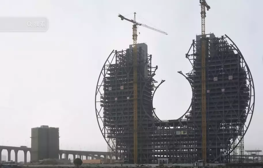 廣州圓大廈外形通體金色2013年落成，曾被網民評為「最醜建築」之一。「罩眼看世界」抖音影片截圖