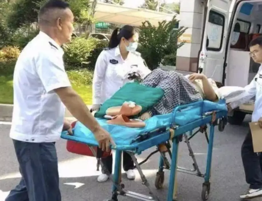 女子抵達衛生院1小時後誕下健康男嬰。影片截圖