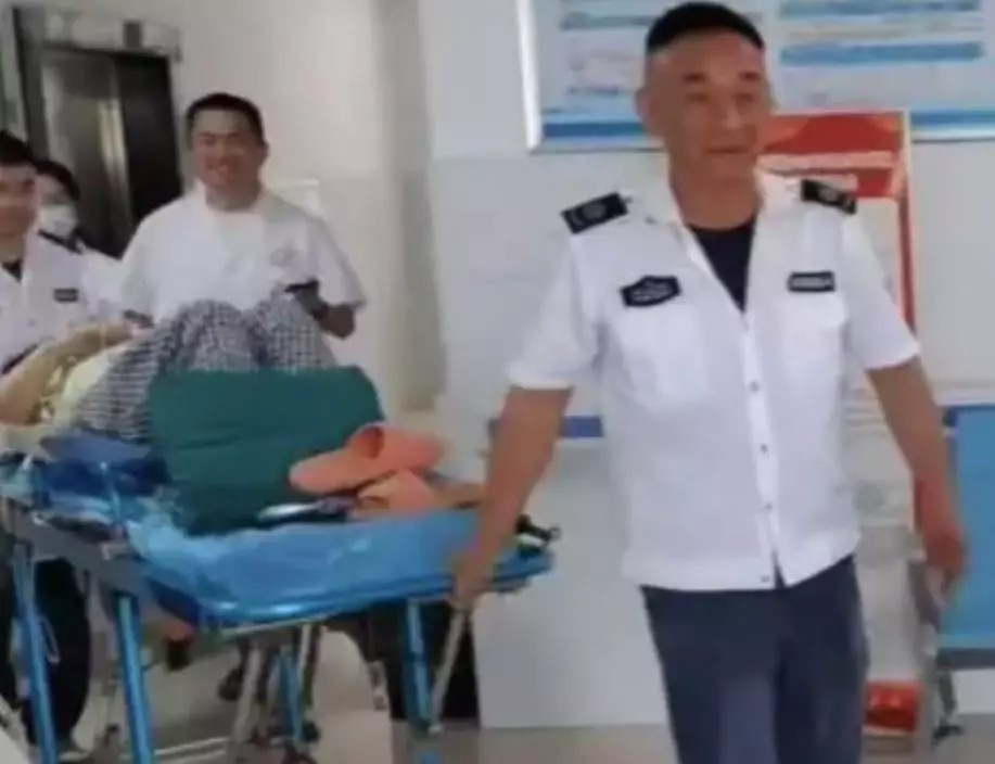 女子抵達衛生院1小時後誕下健康男嬰。影片截圖