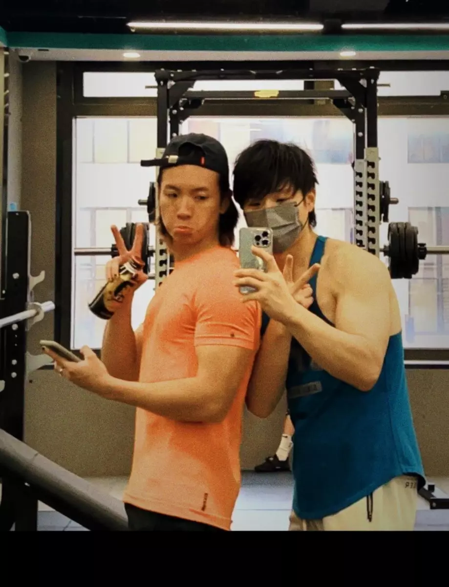 二人現實生活上是gym buddy。