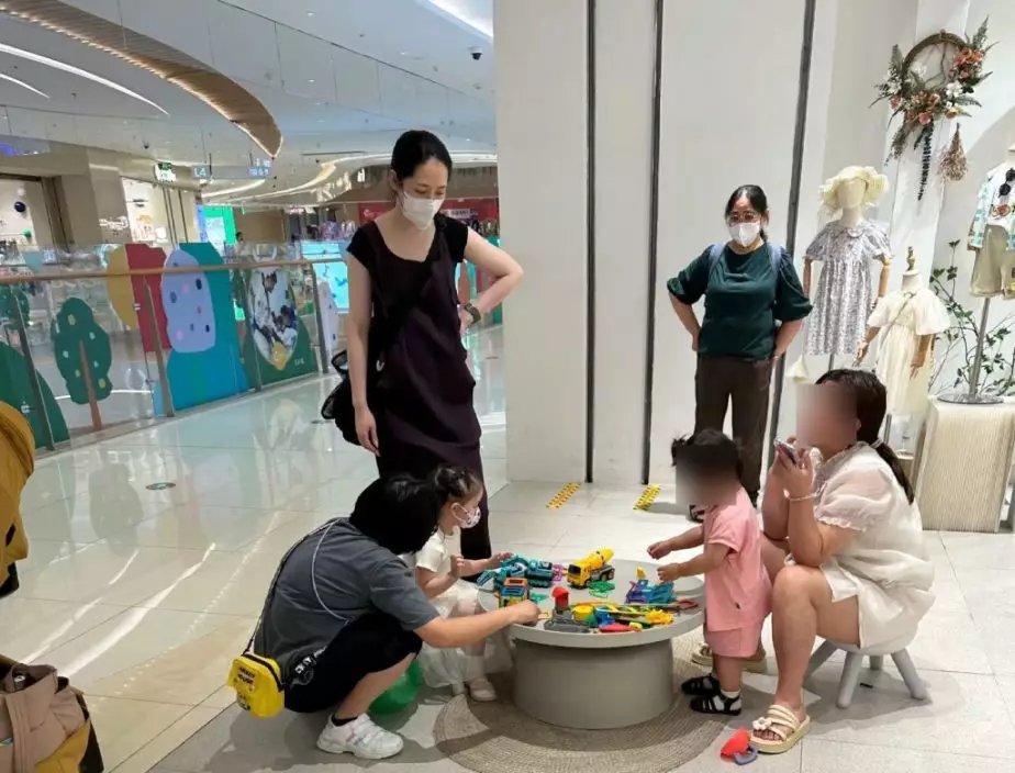 網民於杭州某商場巧遇郭碧婷湊一對仔女行街，其街坊Look被指憔悴又跌Ｗatt。