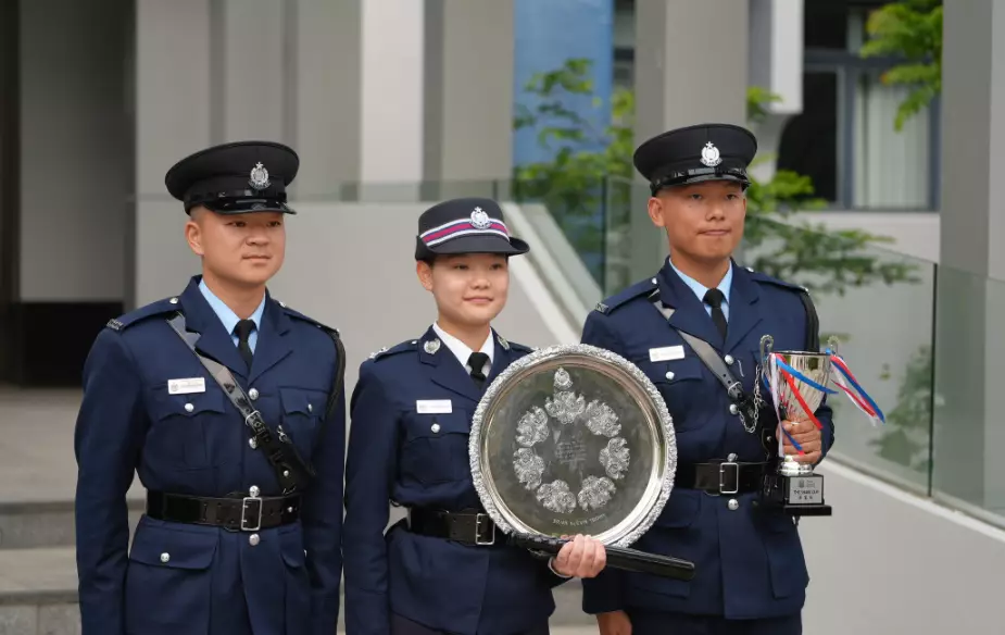 見習督察范婕妍（中）、學警葉浩文（左）及學警歐陽奕鳴（右）今日正式結業，三人分別在警校訓練中表現優異並獲得多項殊榮。巴士的報記者攝