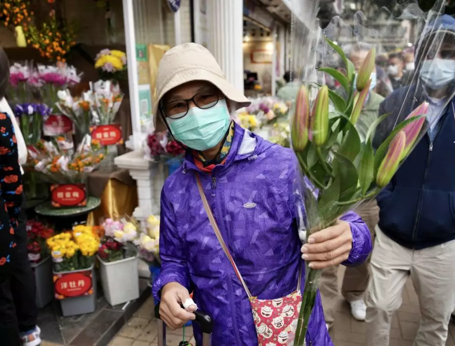 黃女士毋懼人多,直指到旺角花墟買花「氣氛很好」。