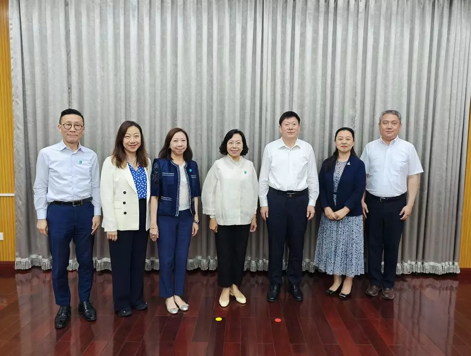 民青局局長麥美娟(中)在該局常任秘書長林雪麗(左三)、民政事務總署署長杜潔麗(左二)和民青局副秘書長(民政事務)黃昕然(左一)陪同下,與中共中央社會工作部副部長賀志亮(右三)會面。政府新聞處圖片