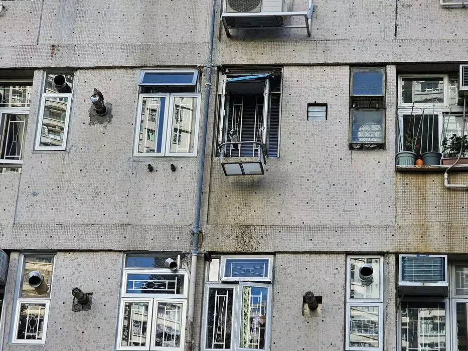 鑽石山鳳德邨一名住戶在窗外私自搭建平台餵野。（FB圖片）