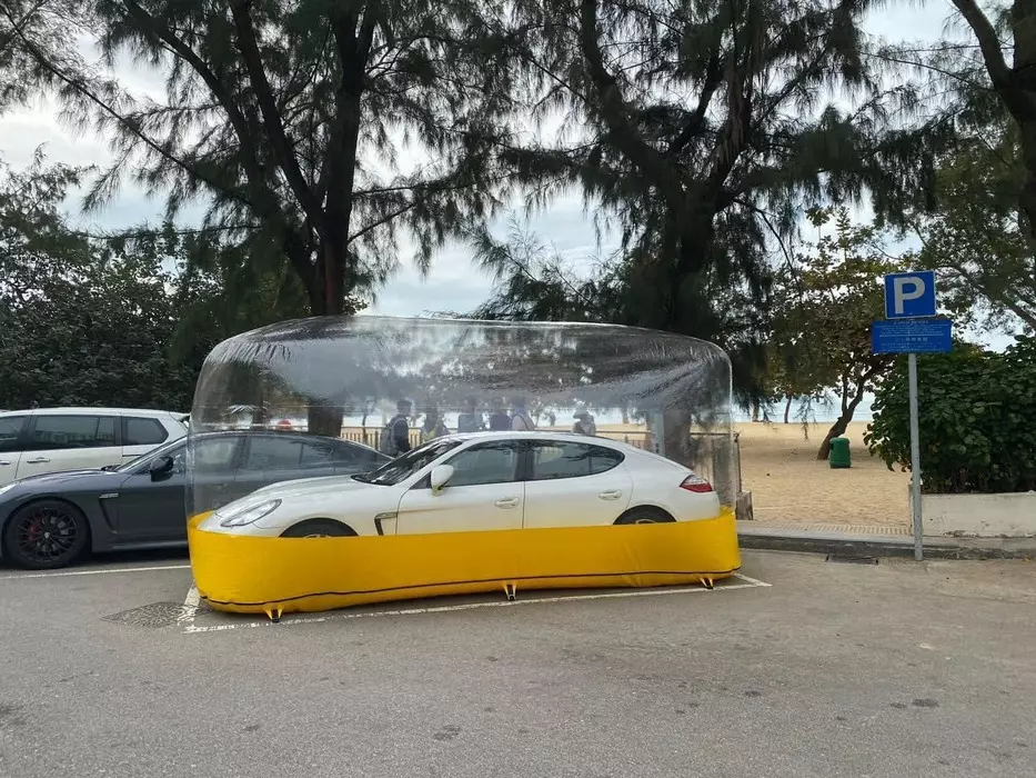 疑似同一輛保時捷出現於淺水灣泳灘的停車場。（FB圖片）