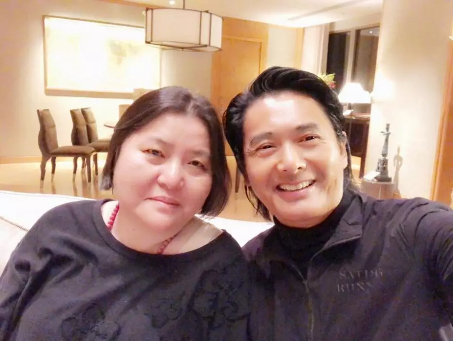 陳寶蓮遺下剛滿月的兒子由台灣著名經理人邱瓈寬(左)收養,並一直視如己出。