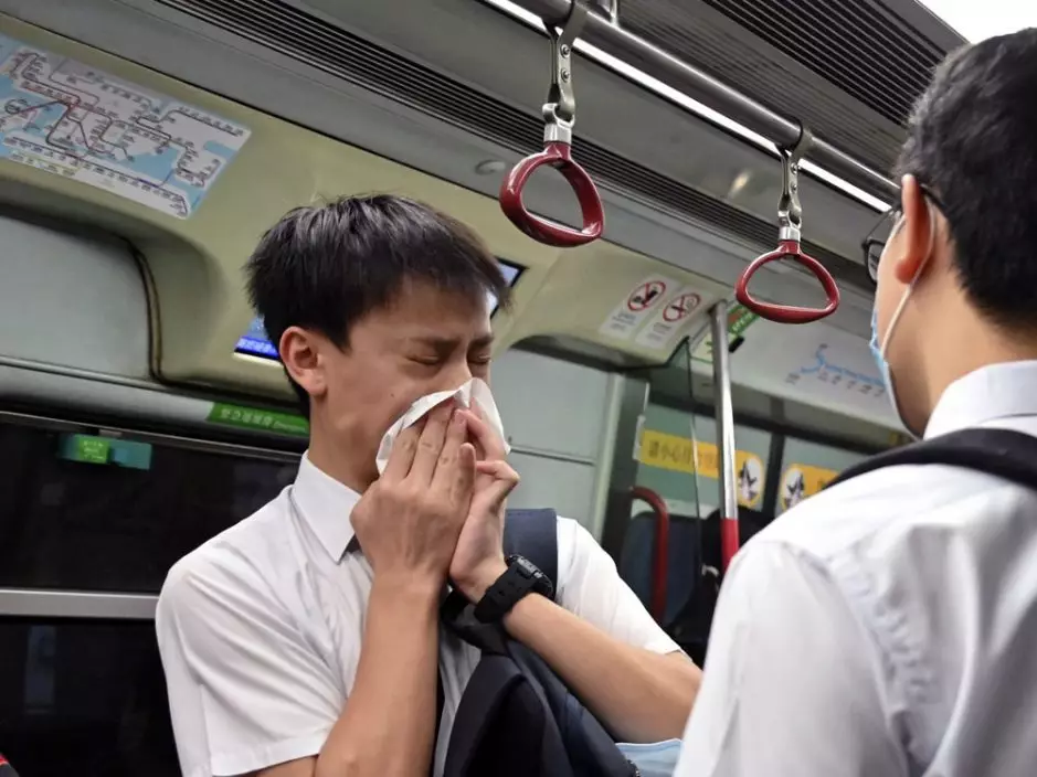 季節交替,天氣轉涼,忽然狂打噴嚏,不禁令人擔心,到底是過敏?還是感冒?資料圖片