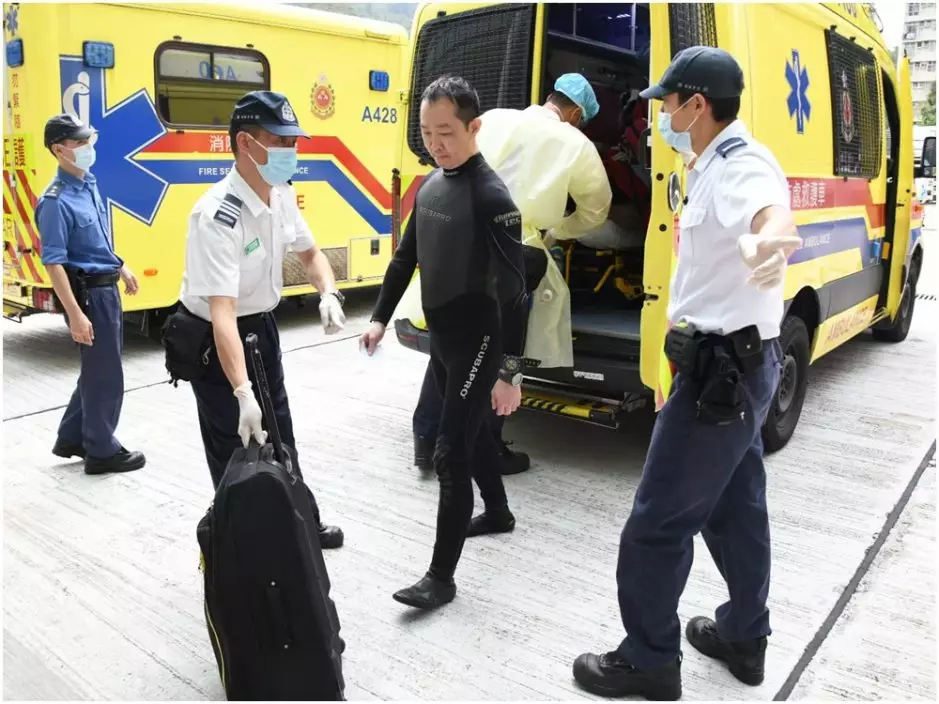一名身穿潛水衣的男友人陪同事主送院。