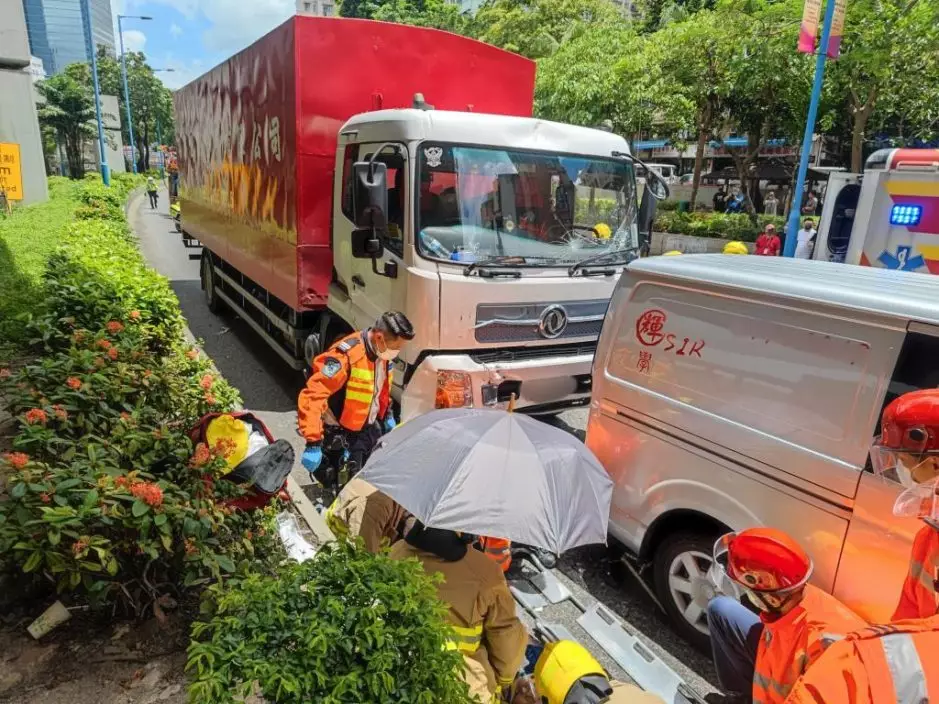 消防員為傷者舉傘遮擋烈日。