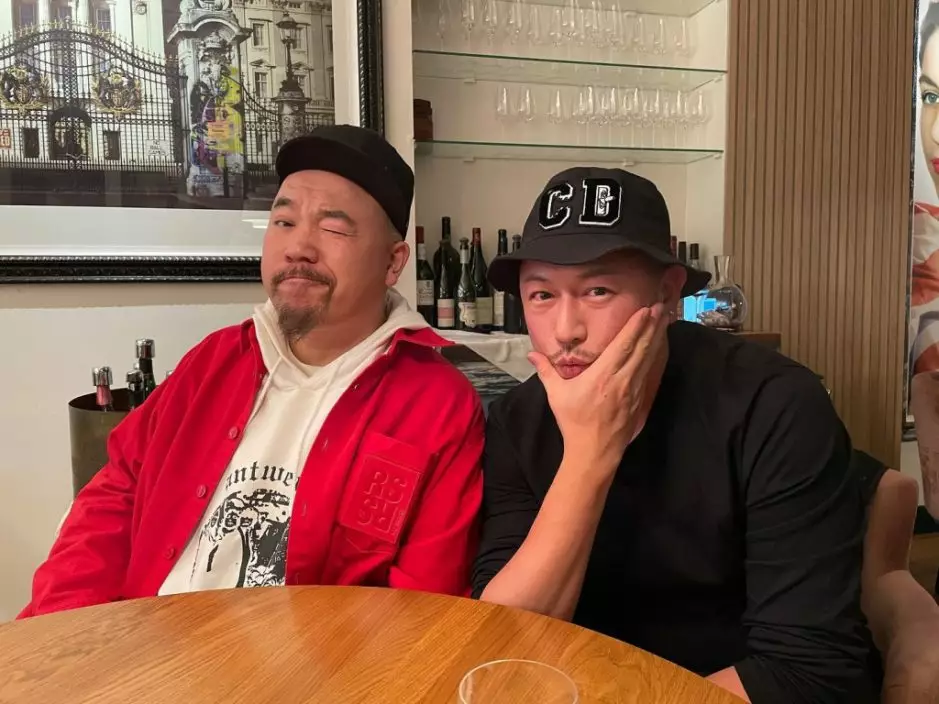 黃偉文分享與陳鍵鋒合照。