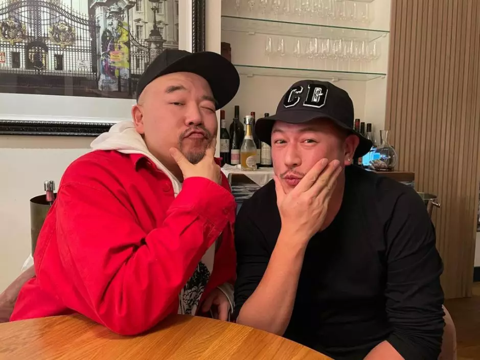 黃偉文分享與陳鍵鋒合照。