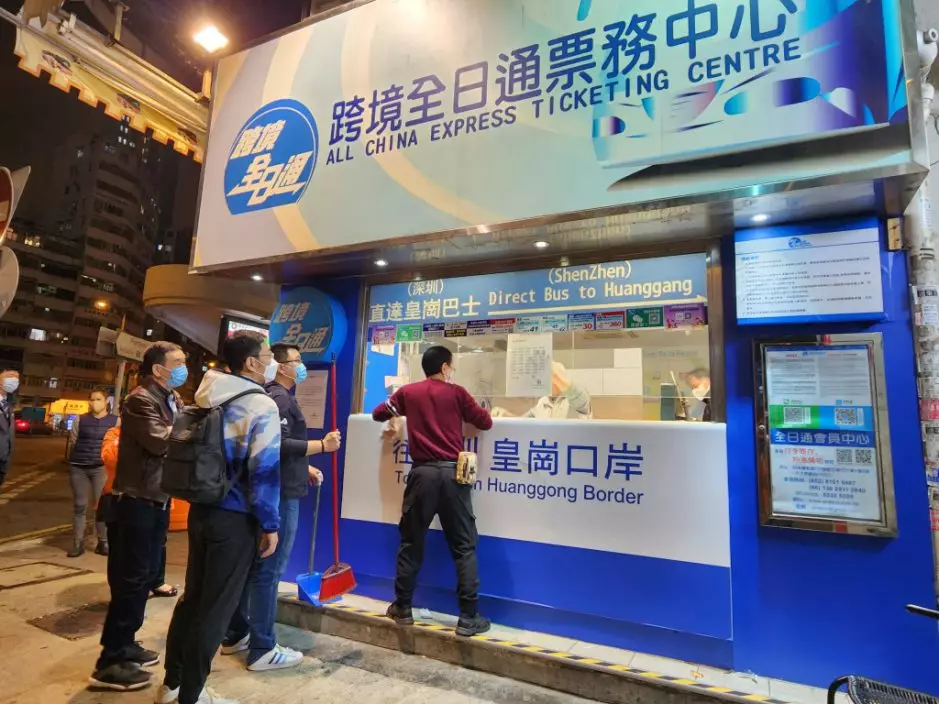 職員清理雜物,準備重開。