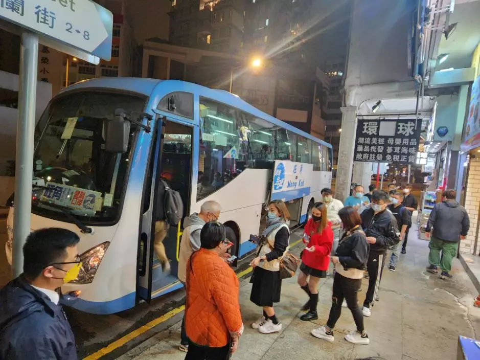 頭班車爆滿,巴士公司特意提早讓第二班車埋站。