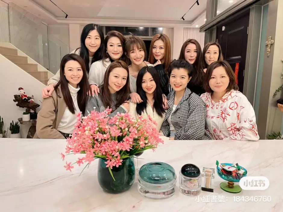 一班港姐相約到陳瑞菱豪宅聚餐,令陳瑞菱的豪宅環境曝光!