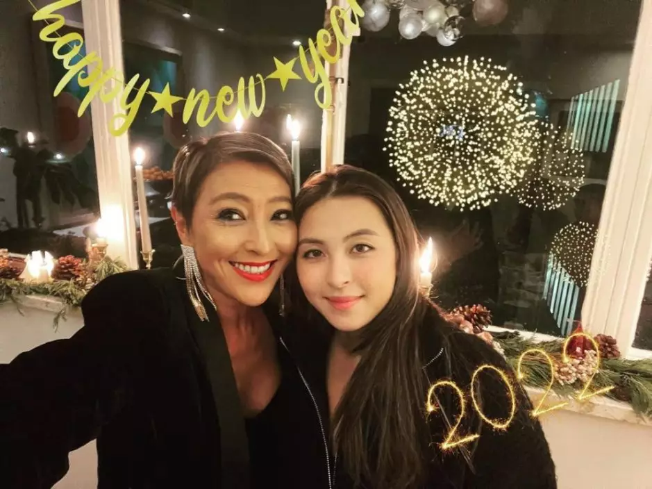 上山詩鈉個女入咗行。
