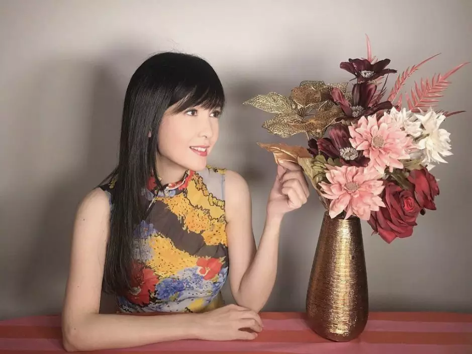 不過今年55歲的周慧敏依然keep得好好,樣貌完美凍齡外,最近更在IG大晒着30年前旗袍的拜年相,身材亦零走樣!