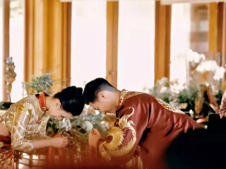 何超蓮與竇驍亦先後在微博轉發婚紗相,兩人分別留言:「三餐四季」、「餘生漫漫」。
