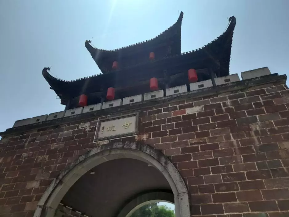 甘坑古鎮位於龍崗區吉華街道甘坑社區甘李路18號。