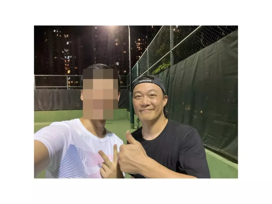 有網民上載與陳奕迅打網球的照片。