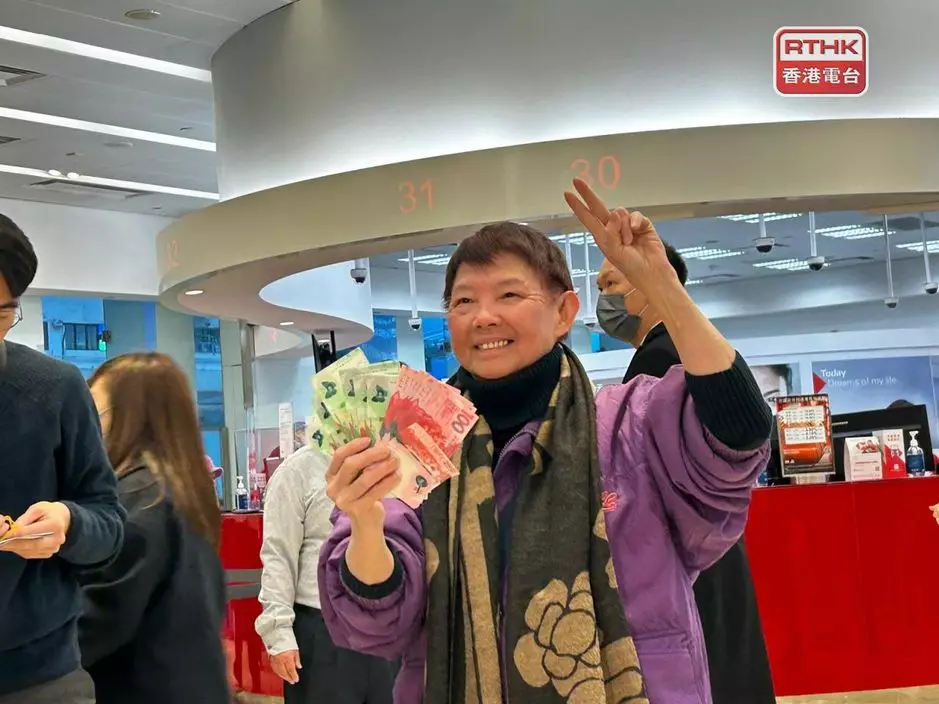 有市民到銀行排隊,兌換了數千元新鈔,準備封利是。