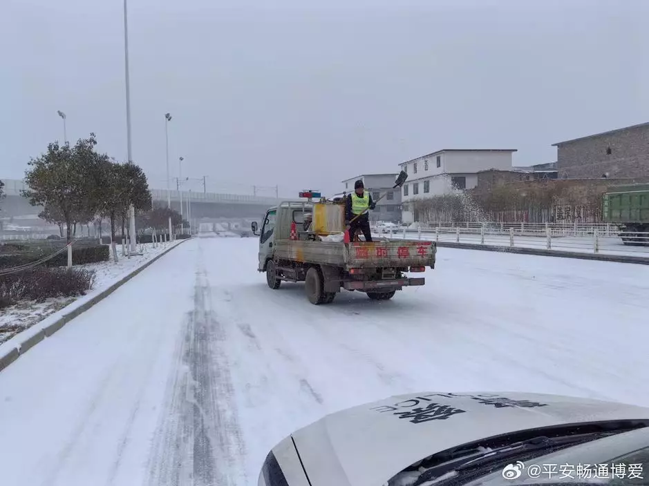 內地多省降雪及路面結冰，交通大受影響，當局忙於清雪。微博圖片