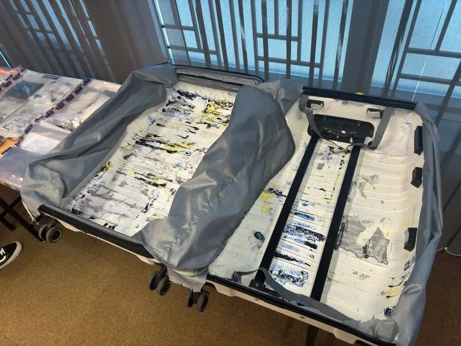 被捕女子的行李箱夾層搜出14包可卡因。警方圖片