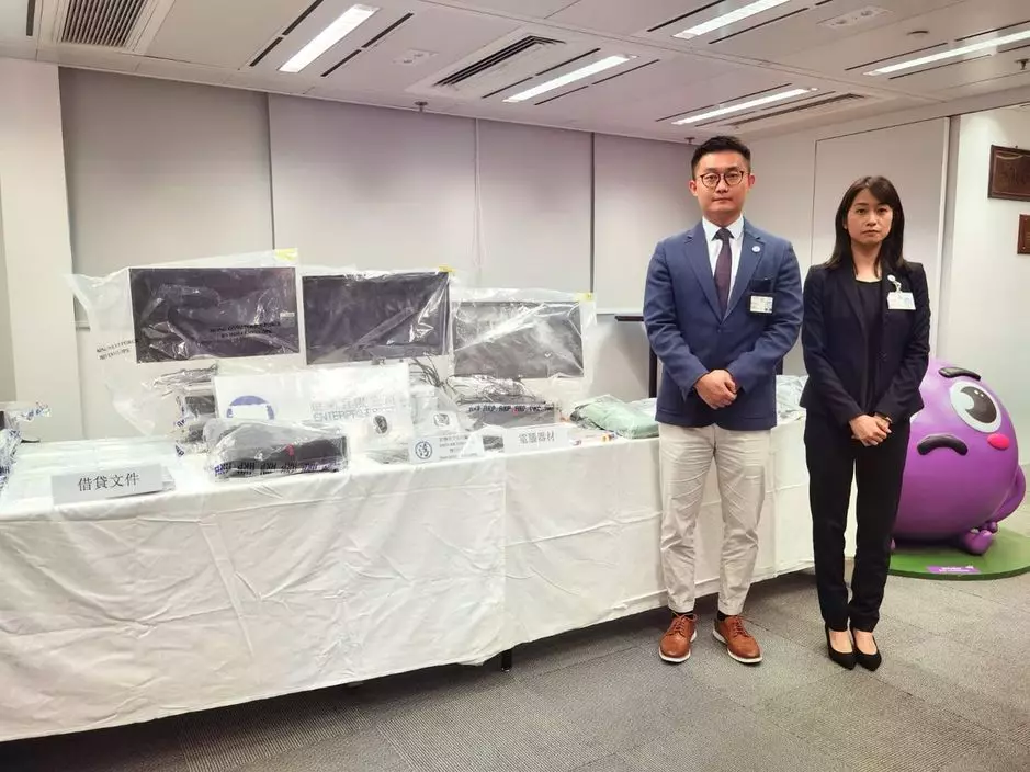 灣仔警區總督察(刑事)荀寶珍(右)、重案組第一隊高級督察陳敬樂,簡報偵破財務中介詐騙集團詳情。警方圖片