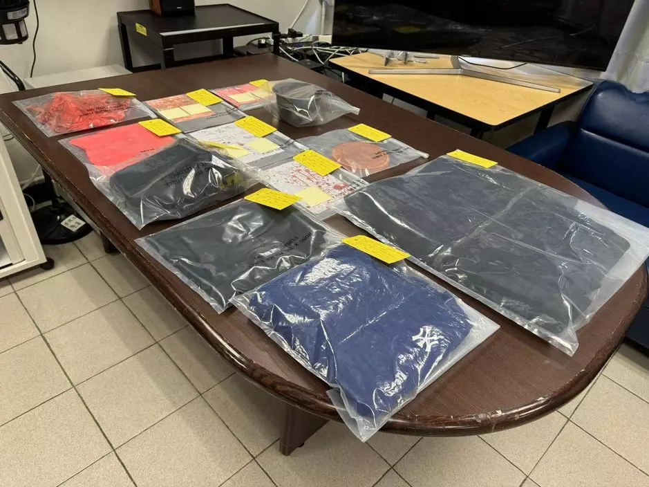 警方偵破西區7宗住宅單位遭刑事毁壞案,拘捕一名37歲男子,檢獲一批證物。