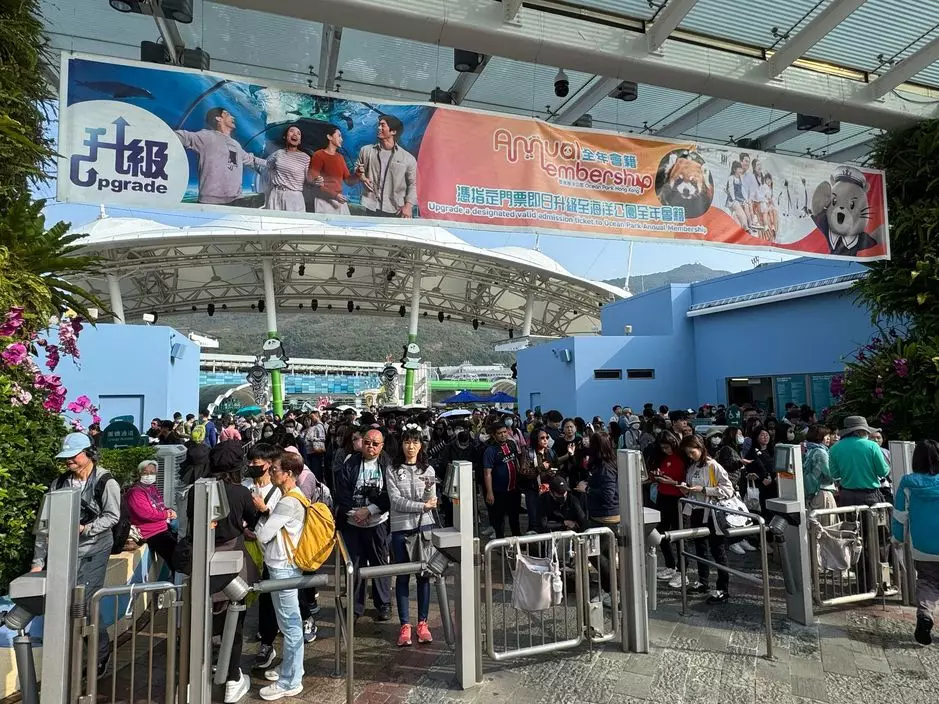 海洋公園門口已排滿了正等候入場市民。(巴士的報記者攝)