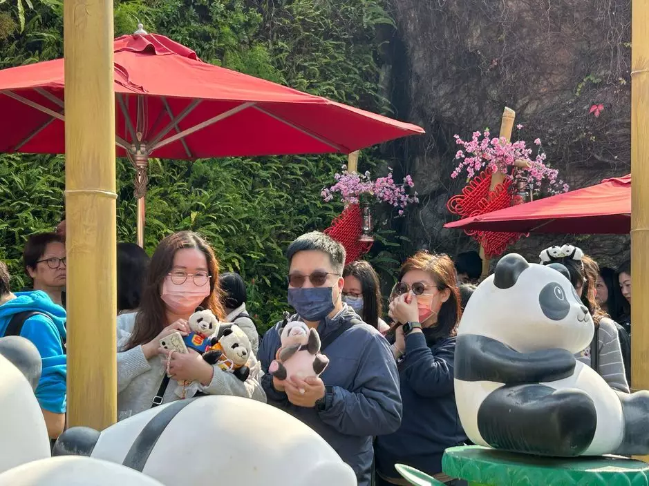 有不少入園人士都是家姐細佬的粉絲,一早有備而來,帶同紀念品公仔前往打卡。(巴士的報記者攝)